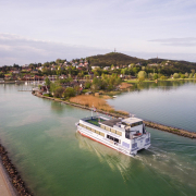 Badacsony katamarán érkezik a fonyódi kikötőbe