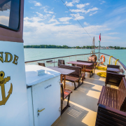 Tünde nosztalgiahajó nyitott fedélzet utastér