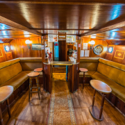 Csobánc nosztalgiahajó belső tér büfé