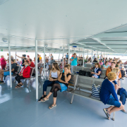 Utasok a Szent Miklós hajó felső fedélzetén