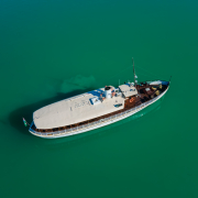 Csobánc nosztalgiahajó a Balatonon felülnézetből
