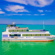 Badacsony katamarán a Balatonon oldalnézetből