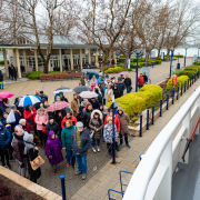 Utasok várnak a felszállásra Balatonfüred hajóállomáson