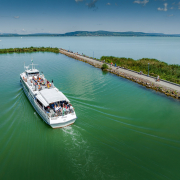 Földvár motoroshajó a Balatonon