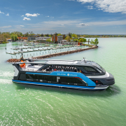 Balaton katamarán kihajózik a Siófoki kikötőből