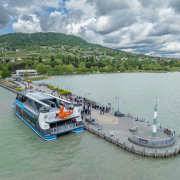 Tomaj katamarán a Balatonon