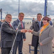 Hajó ünneplés a kikötőben, koccintás