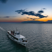 Boglár motoros hajó a naplementében