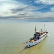 Helka sétahajó a Balatonon