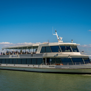 Szigliget motoroshajó a Balatonon