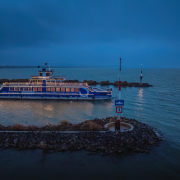 fénykomp a Balatonon