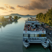 Fonyód hajóállomás Füred katamarán