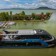 Fonyód hajóállomás Tomaj katamarán