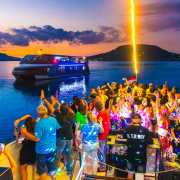 Bulihajó a Balatonon