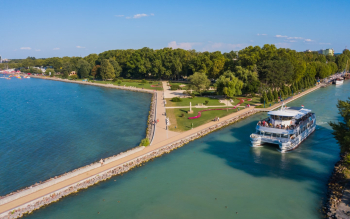 Siófok katamarán indul a siófoki kikötőből