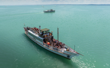 Jókai és Boglár hajók a Balatonon