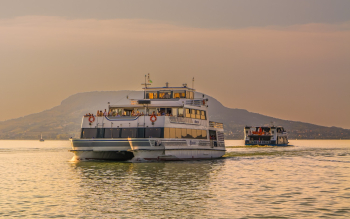 Füred katamarán a Balatonon, a háttérben a Tomaj katamaránnal