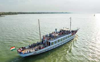Kelén sétahajó a Balatonon