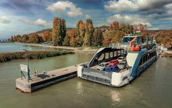 Őszi komp a révben